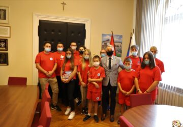 Zdjęcie grupowe burmistrza Brzegu Jerzego Wrębiaka z członkami WOPRu