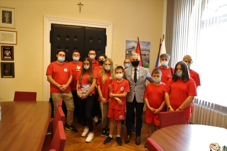 Zdjęcie grupowe burmistrza Brzegu Jerzego Wrębiaka z członkami WOPRu