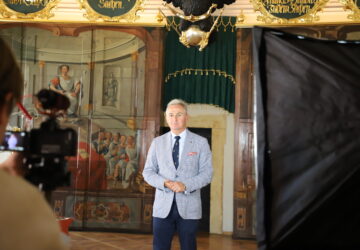 Burmistrz Jerzy Wrębiak podczas nagrywania materiału