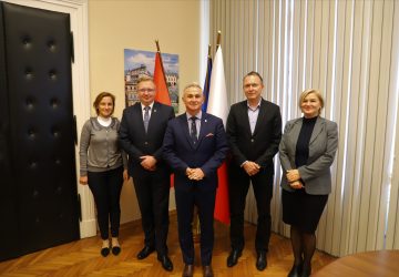 Burmistrz Brzegu z wiceburmistrzami, panią skarbnik i sekretarz
