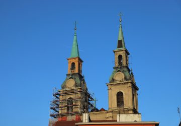Wieża kościoła Podwyższenia Krzyża Świętego po remoncie hełmu