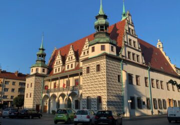 Brzeski ratusz w promieniach zachodzącego słońca
