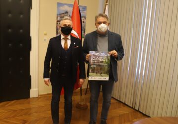 Dyrektor Muzeum Piastów Śląskich z Burmistrzem Brzegu