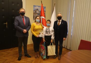 Zdjęcie pamiątkowe z małą bohaterką