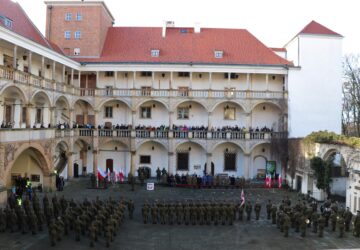 Przysięga wojskowa wojsk obrony terytorialnej na dziedzińcu zamku w Brzegu