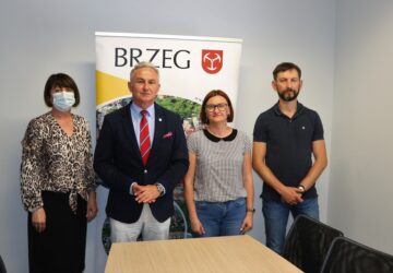 Podpisanie umowy na zadanie "Uzbrojenie w sieć wod.-kan. terenów inwestycyjnych przy ul. Małujowickiej w Brzegu".